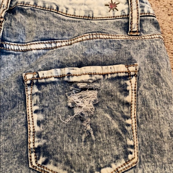 Highly distressed jean shorts - Picture 7 of 8